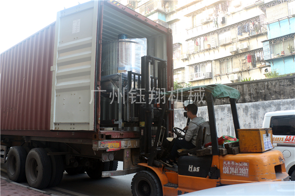 用于藥品研發(fā)的醫(yī)藥真空乳化機(jī)今天裝柜！發(fā)往上海某大學(xué)【鈺翔】